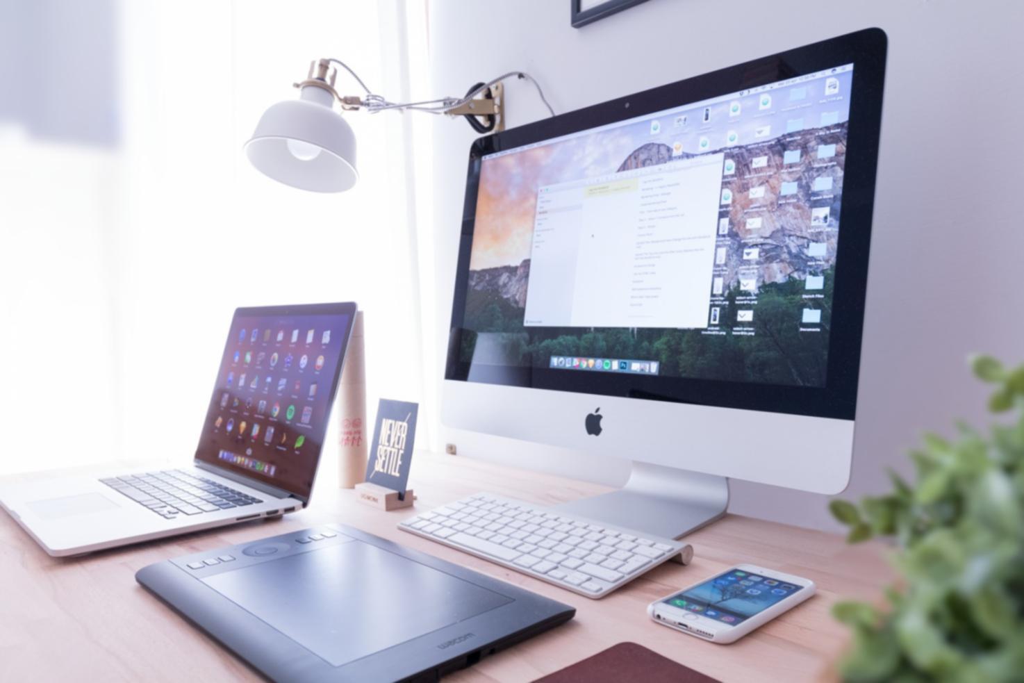 Internationale Studierende lernen SEO-Tools am Computer